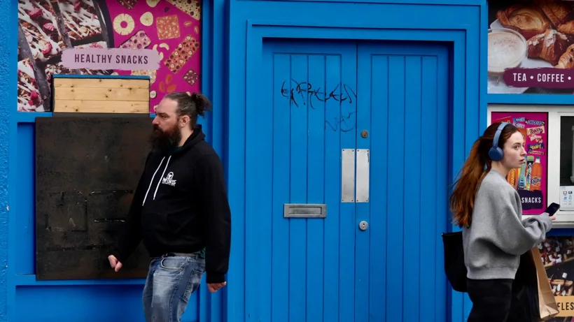 Passanti ai lati di una porta blu